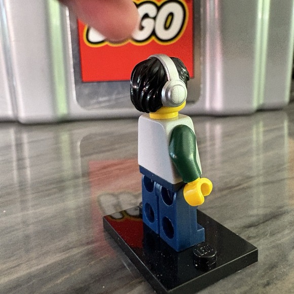 LEGO Minifigures Series 8 DJ Col124 With Stand And Vinyl LP Record Accessory - Picture 4 of 5